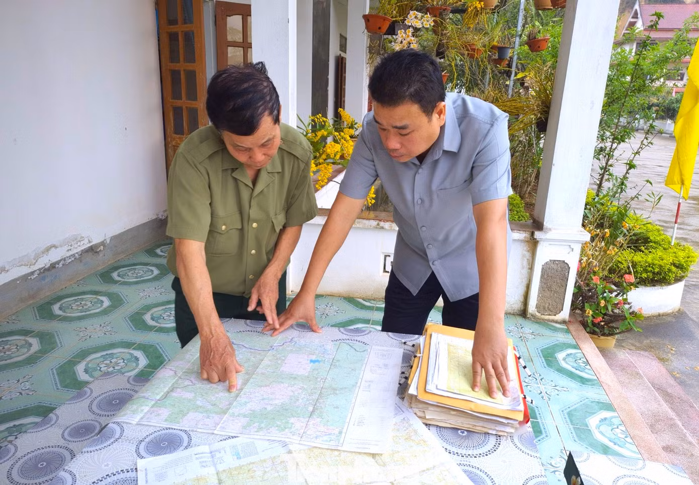 Thượng tá Chế Ngọc Hà cho biết thêm, việc tìm kiếm các mộ liệt sĩ trên đất nước Lào gặp rất nhiều khó khăn. Phần do địa bàn chủ yếu là rừng núi hiểm trở; sơ đồ, bản đồ căn cứ, vị trí chiến đấu, trú ẩn được cung cấp có sự sai lệch và thực tế đã bị đổi thay nhiều; các phần mộ cũng nằm phân tán, rải rác nhiều khu vực; người dân bản địa biết thông tin ngày càng ít đi. Trong ảnh, Thượng tá Chế Ngọc Hà nghiên cứu bản đồ trước mỗi lần thực hiện nhiệm vụ tìm kiếm.