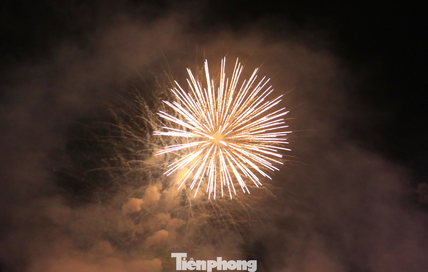 Màn trình diễn pháo hoa với nhiều cung bậc khác nhau khiến nhiều người dân hò reo thích thú.
