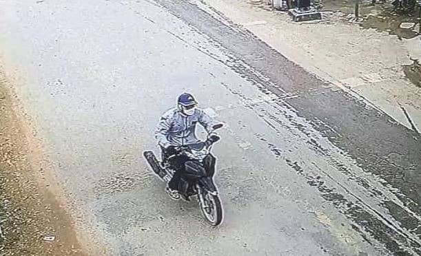 Đối tượng nói giọng giống huyện Nghi Lộc (Nghệ An). Sau khi cướp tiền, đối tượng đi xe máy bỏ chạy.