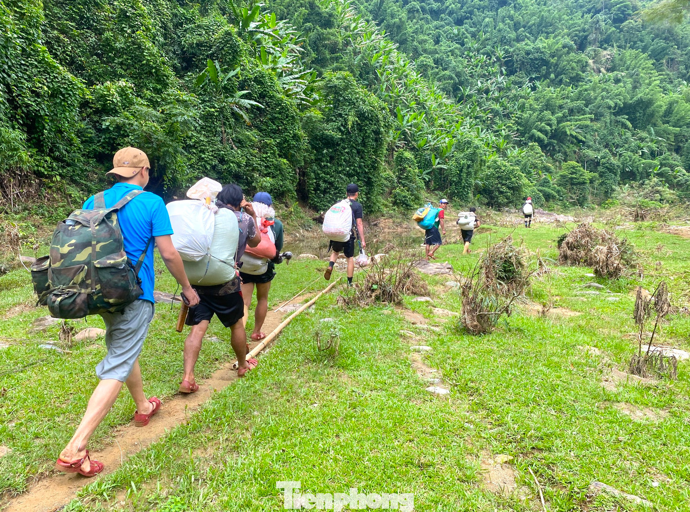 Mỗi khi có tin báo về từ người dân trong rừng xuất hiện những đối tượng lạ giáp ranh khu vực biên giới có thể là phá rừng, bẫy thú, “Đội đặc nhiệm” lập tức mang đồ lên đường tuần tra ngay. Bởi nếu chậm chân, những đối tượng này có thể gây hại đến rừng, đến những loài thú bên trong.