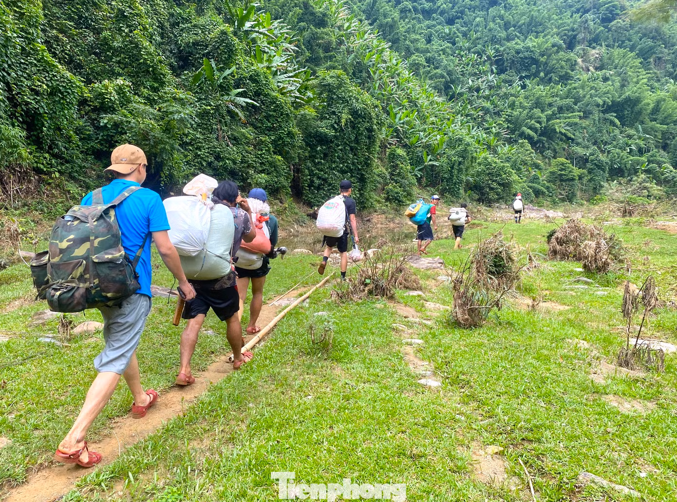 Mỗi khi có tin báo về từ người dân trong rừng xuất hiện những đối tượng lạ giáp ranh khu vực biên giới có thể là phá rừng, bẫy thú, “Đội đặc nhiệm” lập tức mang đồ lên đường tuần tra ngay. Bởi nếu chậm chân, những đối tượng này có thể gây hại đến rừng, đến những loài thú bên trong.