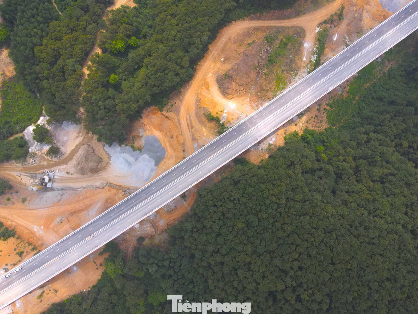 Những chiếc cầu cao của tuyến cao tốc vượt núi rừng hiện đã được hoàn thiện các hệ thống an toàn, dãy lan can, đèn chiếu sáng, biển báo.