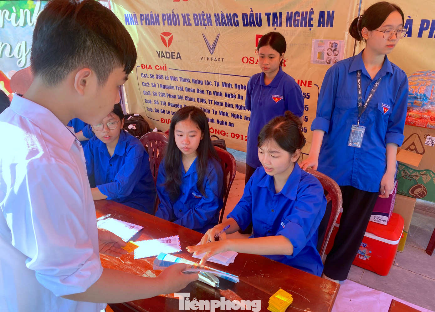 Tại đây, các đoàn viên thanh niên được chia thành nhiều tổ để hỗ trợ các thí sinh như: phát nước, hướng dẫn sơ đồ phòng thi, nhận gửi đồ, gửi xe miễn phí. Tại đây, các đoàn viên thanh niên được chia thành nhiều tổ để hỗ trợ các thí sinh như: phát nước, hướng dẫn sơ đồ phòng thi, nhận gửi đồ, gửi xe miễn phí.