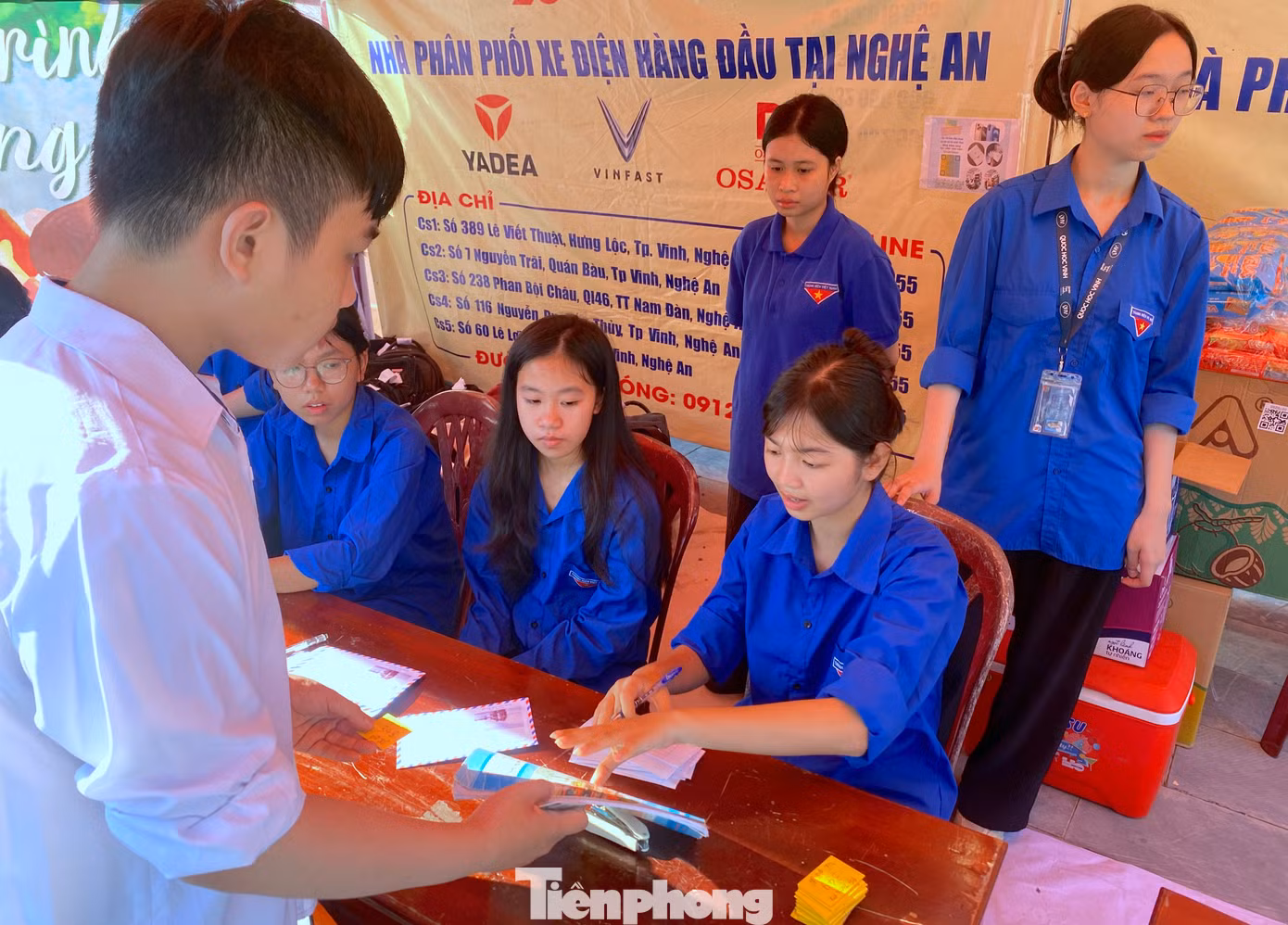 Tại đây, các đoàn viên thanh niên được chia thành nhiều tổ để hỗ trợ các thí sinh như: phát nước, hướng dẫn sơ đồ phòng thi, nhận gửi đồ, gửi xe miễn phí. Tại đây, các đoàn viên thanh niên được chia thành nhiều tổ để hỗ trợ các thí sinh như: phát nước, hướng dẫn sơ đồ phòng thi, nhận gửi đồ, gửi xe miễn phí.