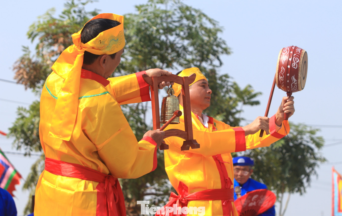Mở đầu bài thi, các đội đánh chuông và trống tiểu cổ.