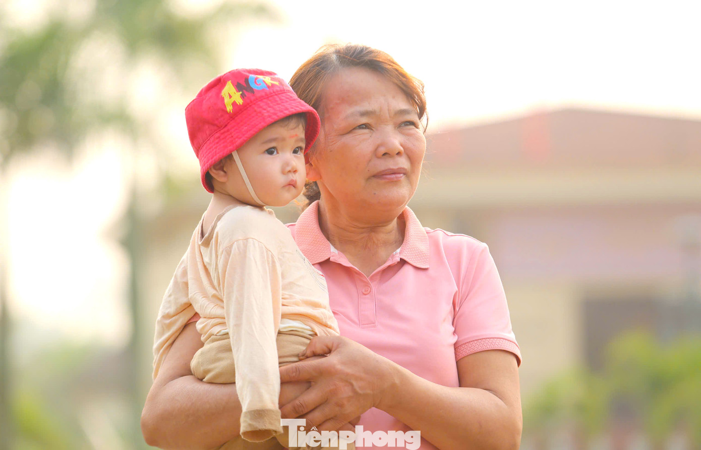 Người dân địa phương chờ đợi khoảnh khắc đặc biệt của Lễ Thượng cờ Giải Vô địch Quốc gia Marathon và cự ly dài báo Tiền Phong lần thứ 66 - năm 2025. Người dân địa phương chờ đợi khoảnh khắc đặc biệt của Lễ Thượng cờ Giải Vô địch Quốc gia Marathon và cự ly dài báo Tiền Phong lần thứ 66 - năm 2025.