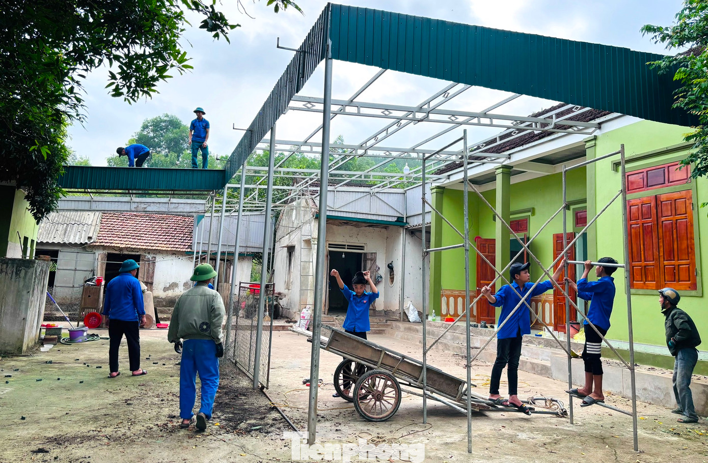 Tại xã Thượng Tân Lộc, đông đảo các đoàn viên thanh niên xã đến hỗ trợ gia đình ông Đinh Viết Tin tháo dỡ tài sản do ảnh hưởng tại khoảng cột số 322-323. Tại xã Thượng Tân Lộc, đông đảo các đoàn viên thanh niên xã đến hỗ trợ gia đình ông Đinh Viết Tin tháo dỡ tài sản do ảnh hưởng tại khoảng cột số 322-323.