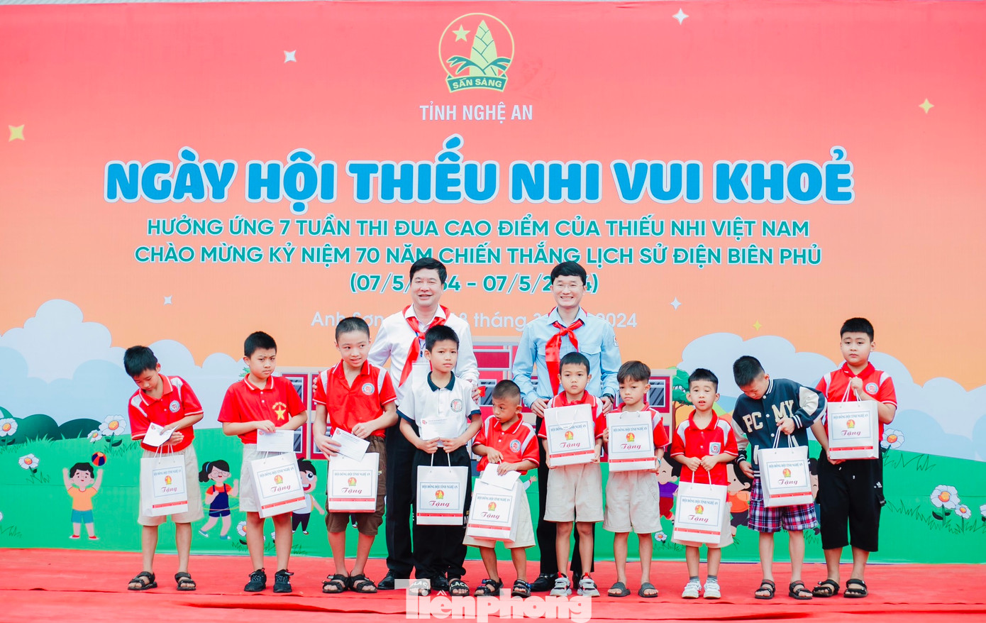 Tỉnh Đoàn, Hội đồng Đội tỉnh Nghệ An đã trao tặng 21 suất học bổng với tổng trị giá gần 17 triệu đồng đến các em thiếu nhi có hoàn cảnh khó khăn vươn lên học tốt Tỉnh Đoàn, Hội đồng Đội tỉnh Nghệ An đã trao tặng 21 suất học bổng với tổng trị giá gần 17 triệu đồng đến các em thiếu nhi có hoàn cảnh khó khăn vươn lên học tốt