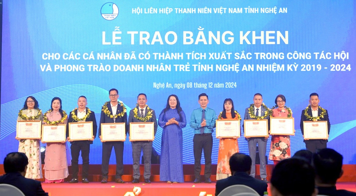 Hội Liên hiệp thanh niên Việt Nam tỉnh Nghệ An tặng bằng khen cho Chủ tịch Du lịch PhucGroup vì những cống hiến trong phòng trào khởi nghiệp của Doanh nhân trẻ (thứ ba từ phải qua).