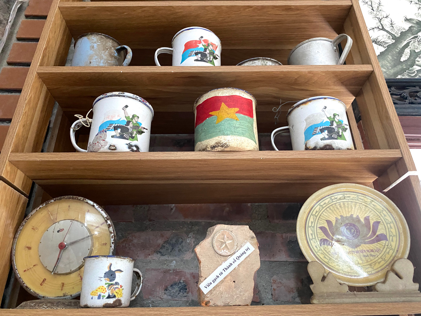 Mỗi lần nghe tin người dân sở hữu kỷ vật chiến tranh có giá trị, ông Hoan đều vượt đường sá xa xôi tìm đến hỏi mua bằng được để mang về.