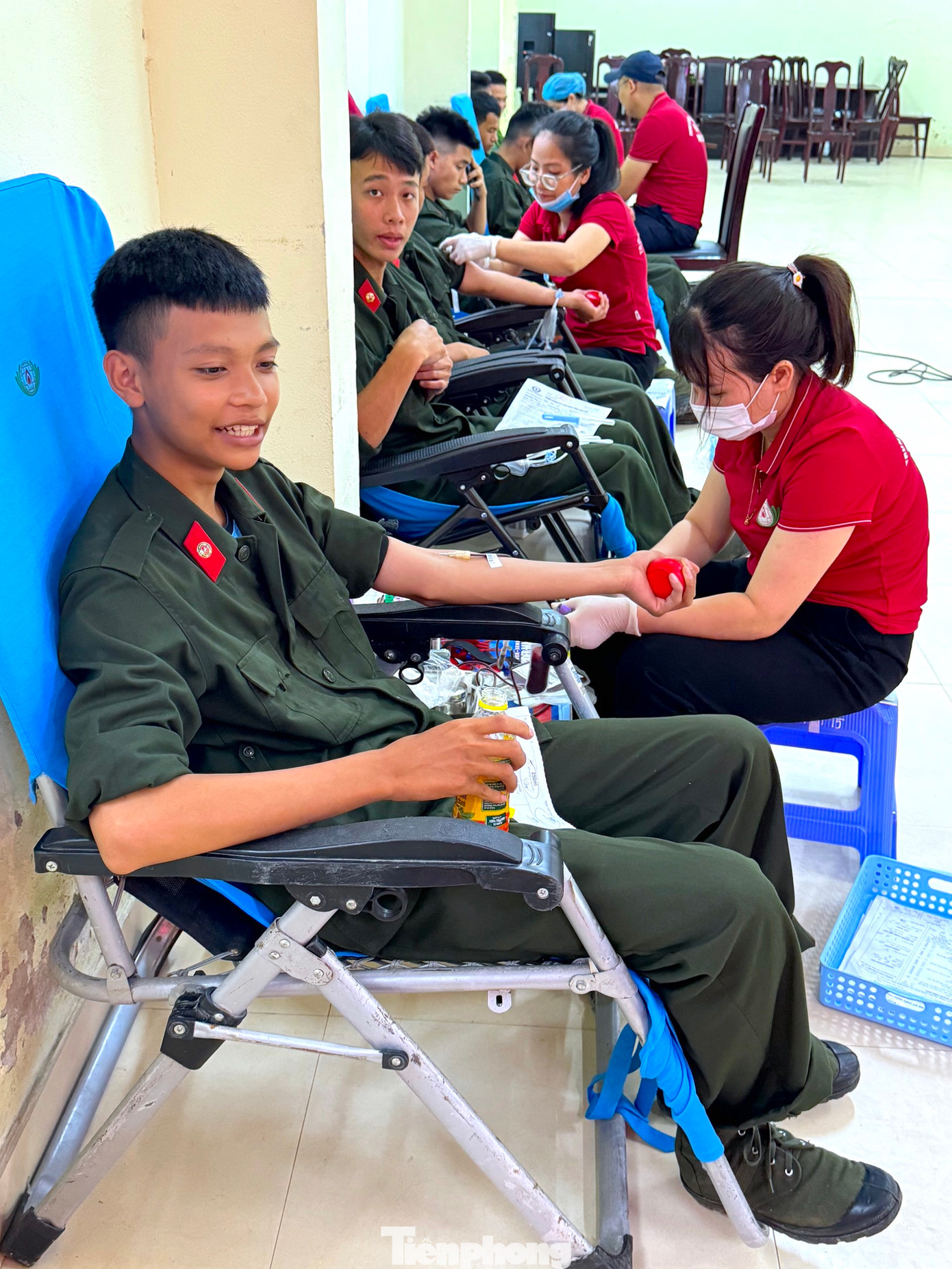 Tinh thần hiến máu cứu người cao cả và những nụ cười rạng rỡ trên môi của các cán bộ chiến sĩ cảnh sát cơ động. Tinh thần hiến máu cứu người cao cả và những nụ cười rạng rỡ trên môi của các cán bộ chiến sĩ cảnh sát cơ động.