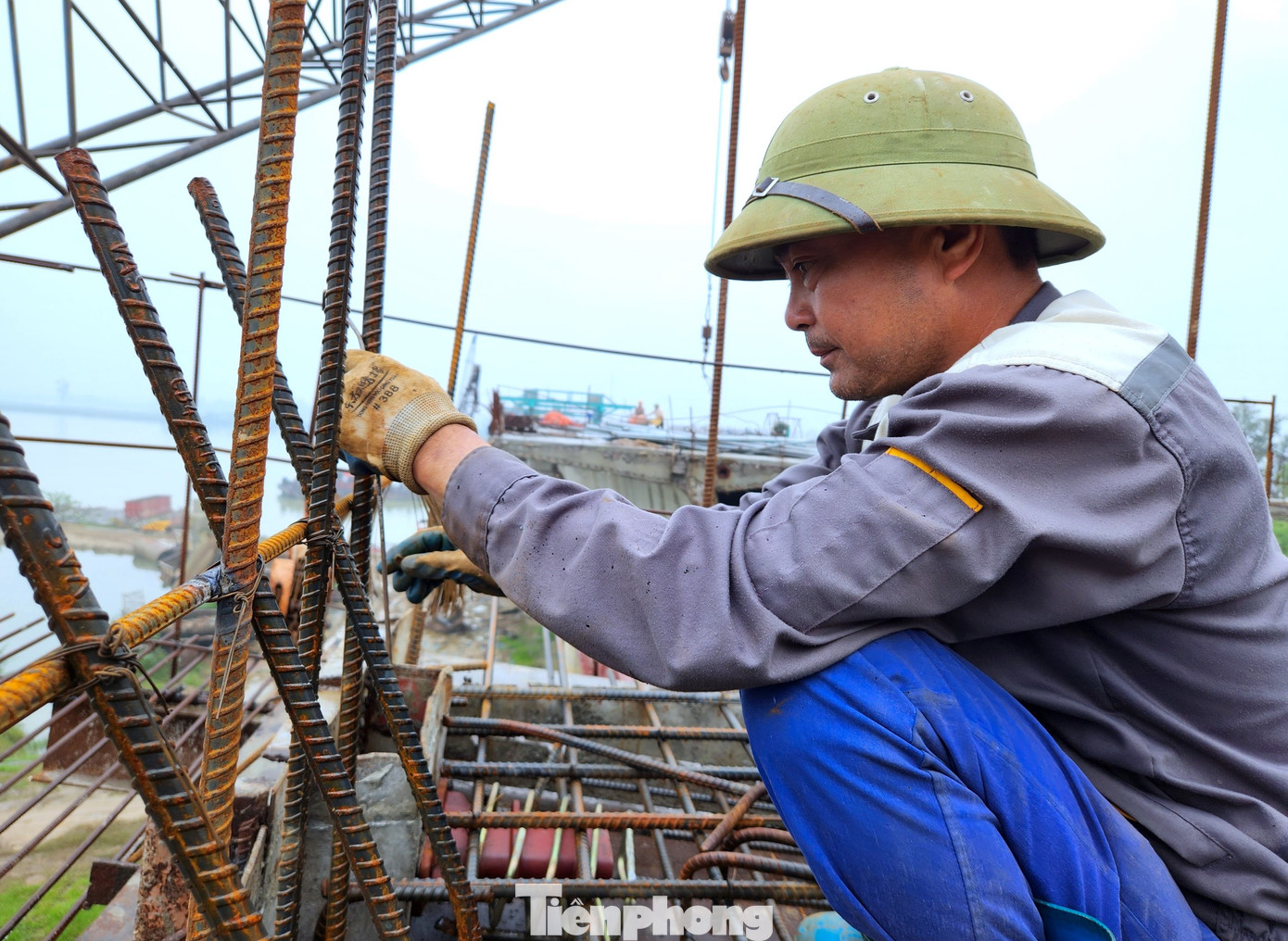 Anh Đỗ Biên Thùy (SN 1972, trú tỉnh Phú Thọ) cho hay, hàng ngày anh cùng các công nhân làm việc 2 ca từ 6h30 sáng đến 17h30' chiều. Công việc của anh là buộc liên kết thép để phục vụ đổ bê tông dầm, thành cầu. Công việc không nặng nhọc nhưng được làm khẩn trương để kịp thời gian đổ bê tông cầu. Anh Đỗ Biên Thùy (SN 1972, trú tỉnh Phú Thọ) cho hay, hàng ngày anh cùng các công nhân làm việc 2 ca từ 6h30 sáng đến 17h30' chiều. Công việc của anh là buộc liên kết thép để phục vụ đổ bê tông dầm, thành cầu. Công việc không nặng nhọc nhưng được làm khẩn trương để kịp thời gian đổ bê tông cầu.