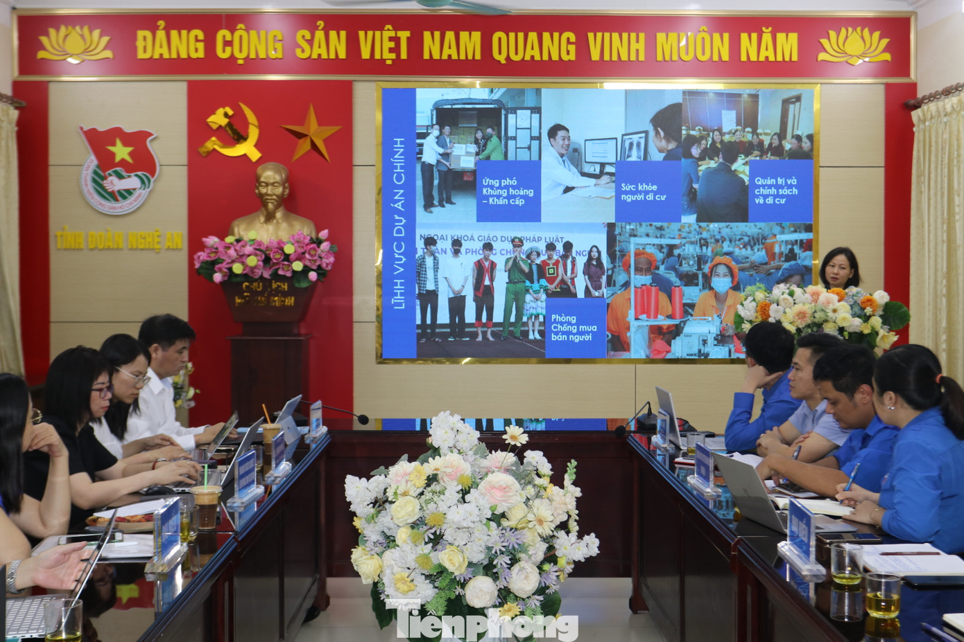 Các đại biểu tham dự buổi hội thảo lắng nghe thông tin trình bày dự án hỗ trợ đoàn viên, thanh niên. Các đại biểu tham dự buổi hội thảo lắng nghe thông tin trình bày dự án hỗ trợ đoàn viên, thanh niên.