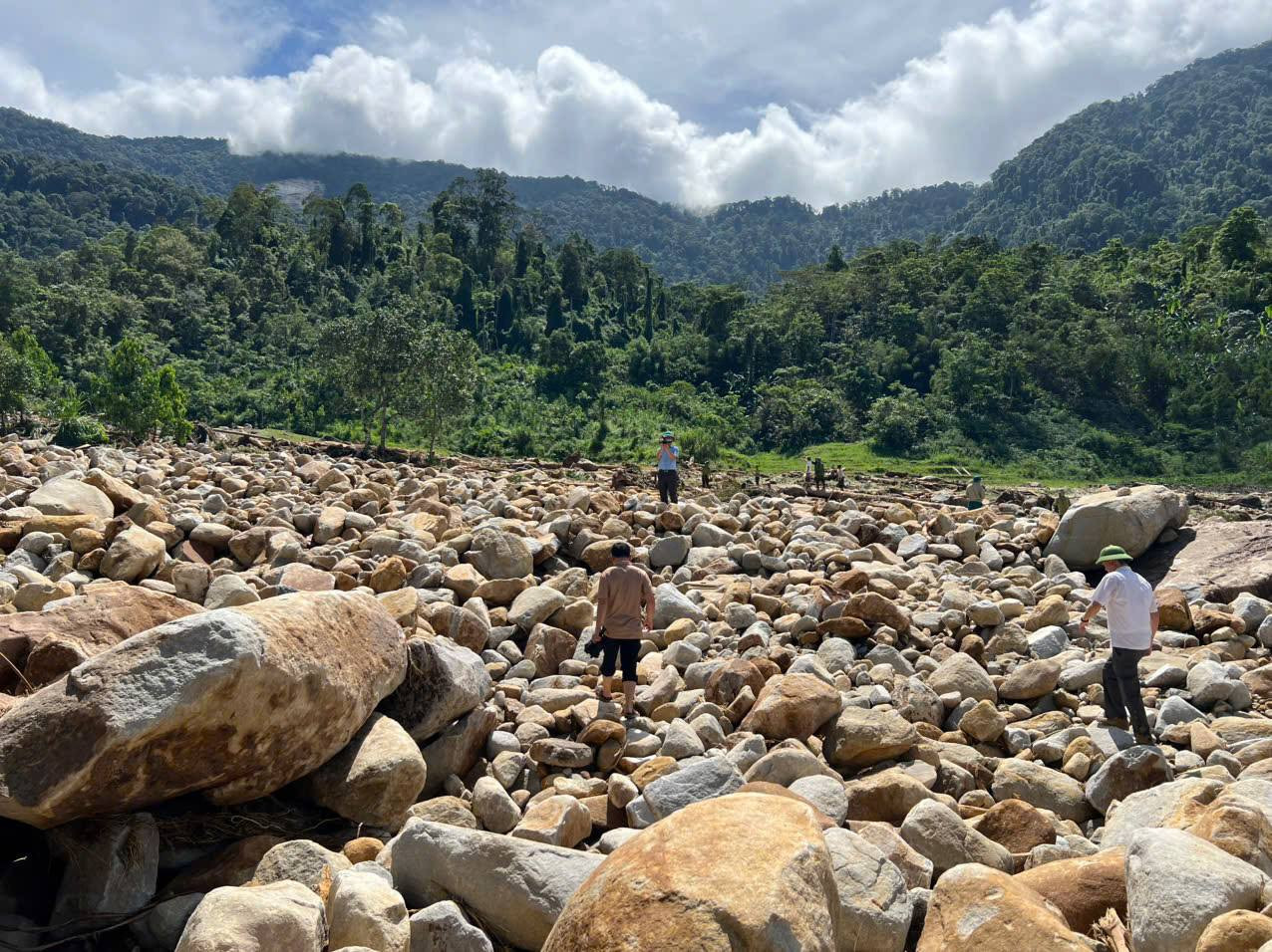 Lượng lớn đất đá bị lũ quét cuốn từ thượng nguồn đổ xuống hạ lưu khe Pùng.