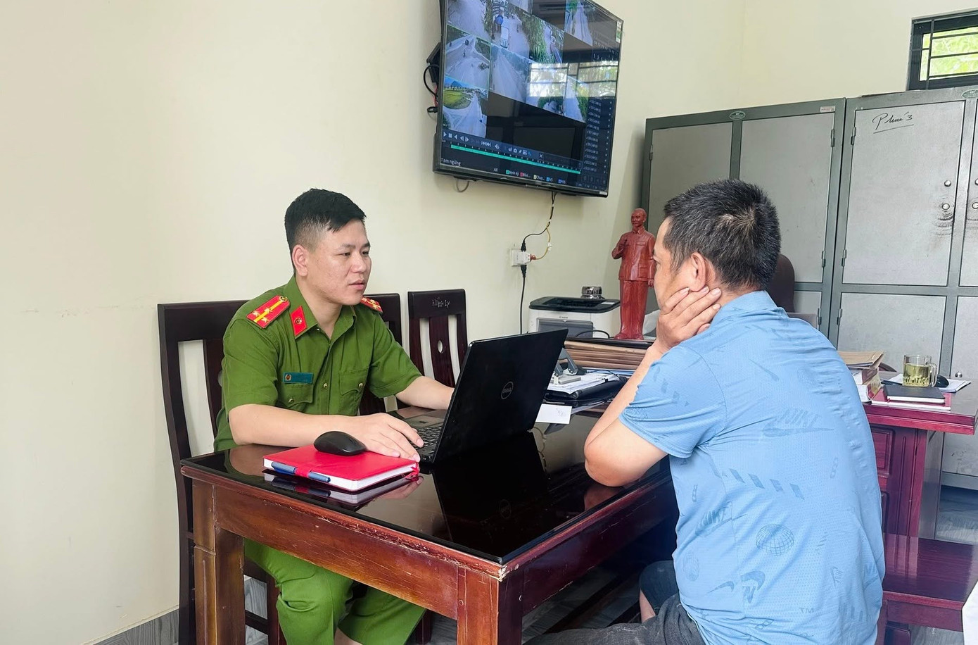 Công an làm việc với đối tượng Nguyễn Đình C. Công an làm việc với đối tượng Nguyễn Đình C.