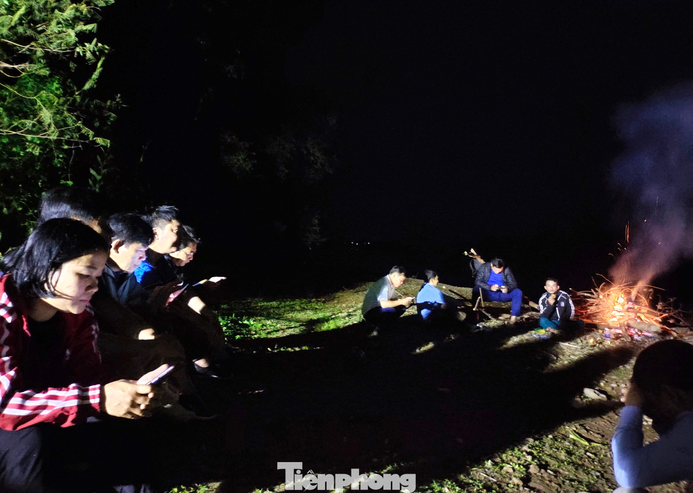 Đêm 3/2, rất đông lực lượng cơ quan chức năng và người dân tập trung trên bờ để tìm kiếm hai cháu bé.