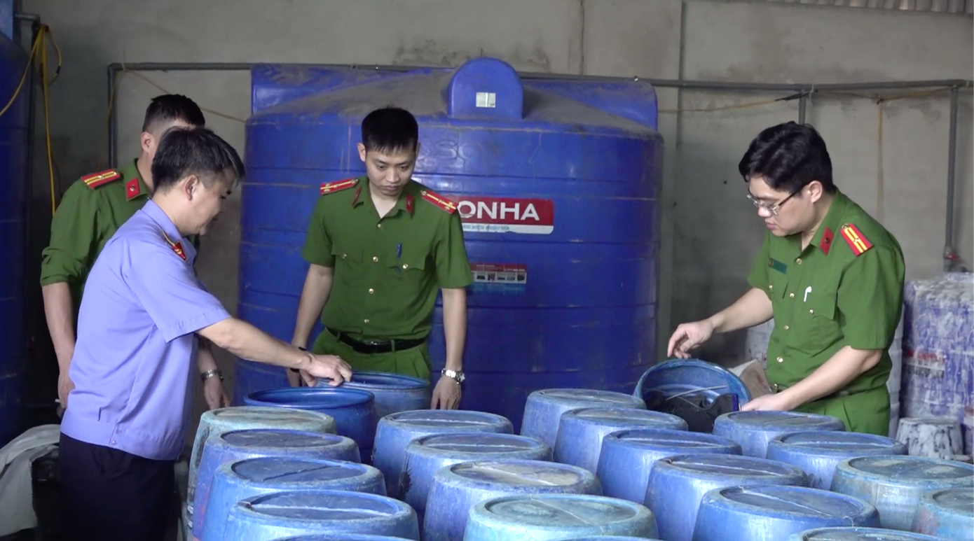 Ngày 21/4, Phòng Cảnh sát điều tra tội phạm về tham nhũng, kinh tế và buôn lậu Công an tỉnh Nghệ An đang tiếp tục điều tra và hoàn tất hồ sơ để xử lý 4 đối tượng là chủ các cơ sở trong đường dây sản xuất giá đỗ ngâm hóa chất vừa bị đơn vị này triệt phá. Ngày 21/4, Phòng Cảnh sát điều tra tội phạm về tham nhũng, kinh tế và buôn lậu Công an tỉnh Nghệ An đang tiếp tục điều tra và hoàn tất hồ sơ để xử lý 4 đối tượng là chủ các cơ sở trong đường dây sản xuất giá đỗ ngâm hóa chất vừa bị đơn vị này triệt phá.