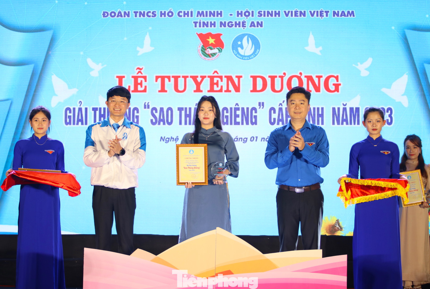 42 sinh viên là cán bộ Đoàn - Hội được nhận giải thưởng "Sao Tháng Giêng". 42 sinh viên là cán bộ Đoàn - Hội được nhận giải thưởng "Sao Tháng Giêng".