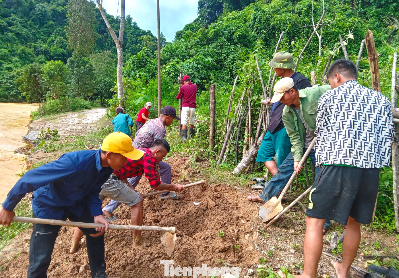Hiện huyện Kỳ Sơn tiếp tục huy động lực lượng triển khai các phương án phòng chống thiên tai, đồng thời huy động phương tiện, nhân lực khắc phục hậu quả mưa lũ, hỗ trợ người dân dọn dẹp nhà cửa, sửa chữa, khắc phục những tuyến đường giao thông bị hư hỏng.
