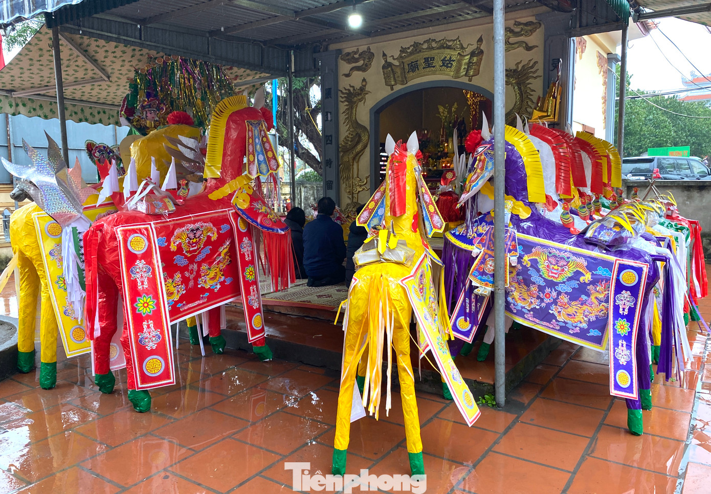 Ngoài tiền vàng, những con ngựa giấy, thuyền giấy, rồng giấy cũng được du khách chuẩn bị sắp đầy khu vực làm lễ trong sân đền. Ngoài tiền vàng, những con ngựa giấy, thuyền giấy, rồng giấy cũng được du khách chuẩn bị sắp đầy khu vực làm lễ trong sân đền.