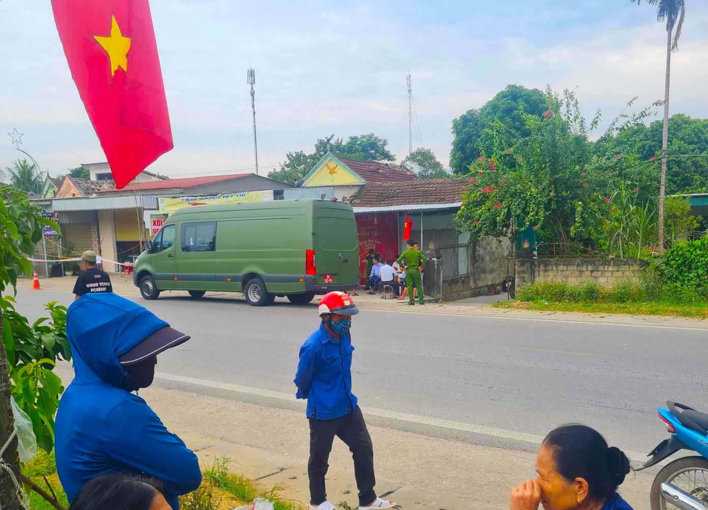 Cơ quan công an đang phong tỏa hiện trường để điều tra làm rõ nguyên nhân vụ việc. Cơ quan công an đang phong tỏa hiện trường để điều tra làm rõ nguyên nhân vụ việc.
