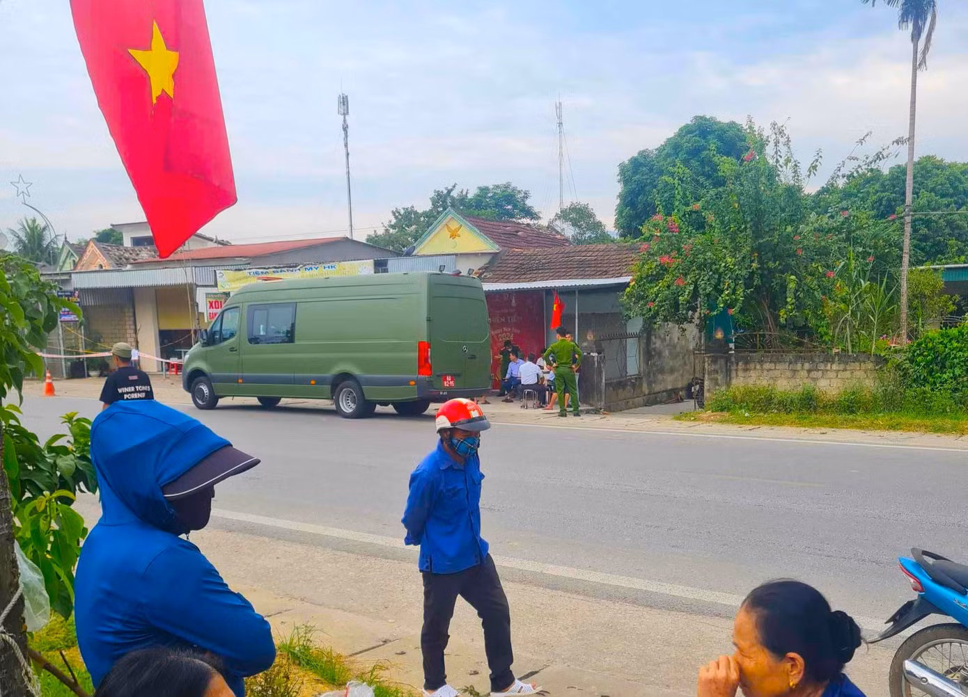 Cơ quan công an đang phong tỏa hiện trường để điều tra làm rõ nguyên nhân vụ việc. Cơ quan công an đang phong tỏa hiện trường để điều tra làm rõ nguyên nhân vụ việc.