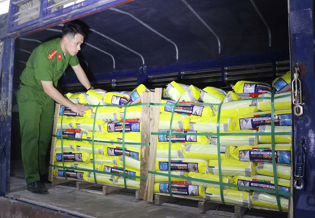 Công an khám xét và thu giữ nhiều hàng hóa liên quan vụ án.