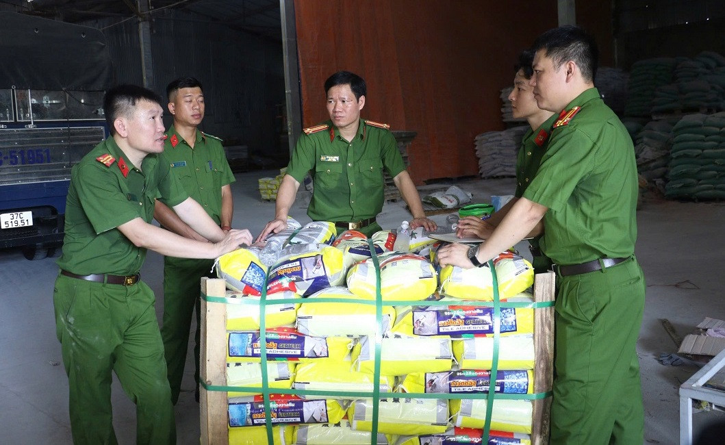 Công an khám xét và thu giữ nhiều hàng hóa liên quan vụ án.