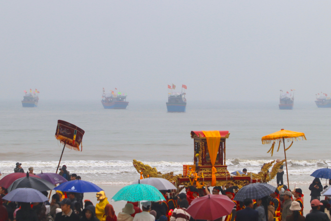 Những chiếc thuyền đánh cá của ngư dân được trang trí cờ hoa lộng lẫy đi dọc bờ sông ra biển tham dự buổi Lễ Cầu Ngư. Những chiếc thuyền đánh cá của ngư dân được trang trí cờ hoa lộng lẫy đi dọc bờ sông ra biển tham dự buổi Lễ Cầu Ngư.