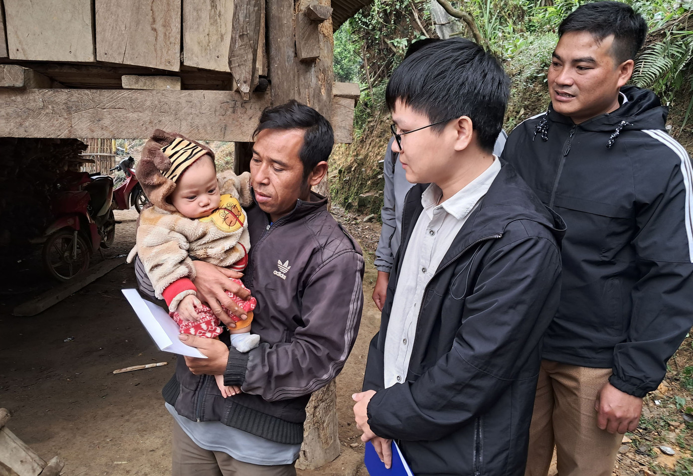 Cháu bé con vợ chồng nạn nhân hiện mới được 7 tháng tuổi. Những ngày qua, chính quyền địa phương, các nhà hảo tâm đã đến thăm hỏi, động viên gia đình và cháu bé.