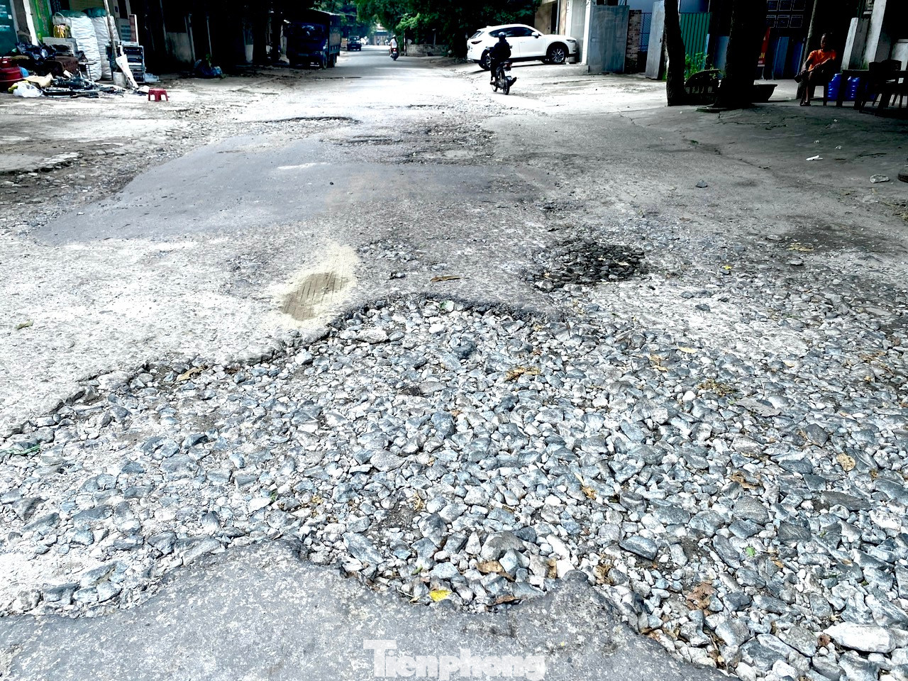 Nhiều điểm mặt đường đã bị mất hẳn chỉ còn trơ lại sỏi đá. Nhiều điểm mặt đường đã bị mất hẳn chỉ còn trơ lại sỏi đá.