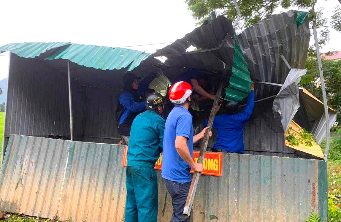 Được biết, nhằm phát huy tinh thần xung kích tình nguyện của tuổi trẻ, các cấp bộ Đoàn trên địa bàn toàn tỉnh Nghệ An đã chỉ đạo thành lập 412 đội thanh niên tình nguyện sẵn sàng, xung kích, phối hợp với các lực lượng hỗ trợ, ứng phó bão số 3 khi có yêu cầu. Hoạt động đã thu hút sự tham gia của gần 10.000 đoàn viên, thanh niên trên địa bàn toàn tỉnh tham gia.