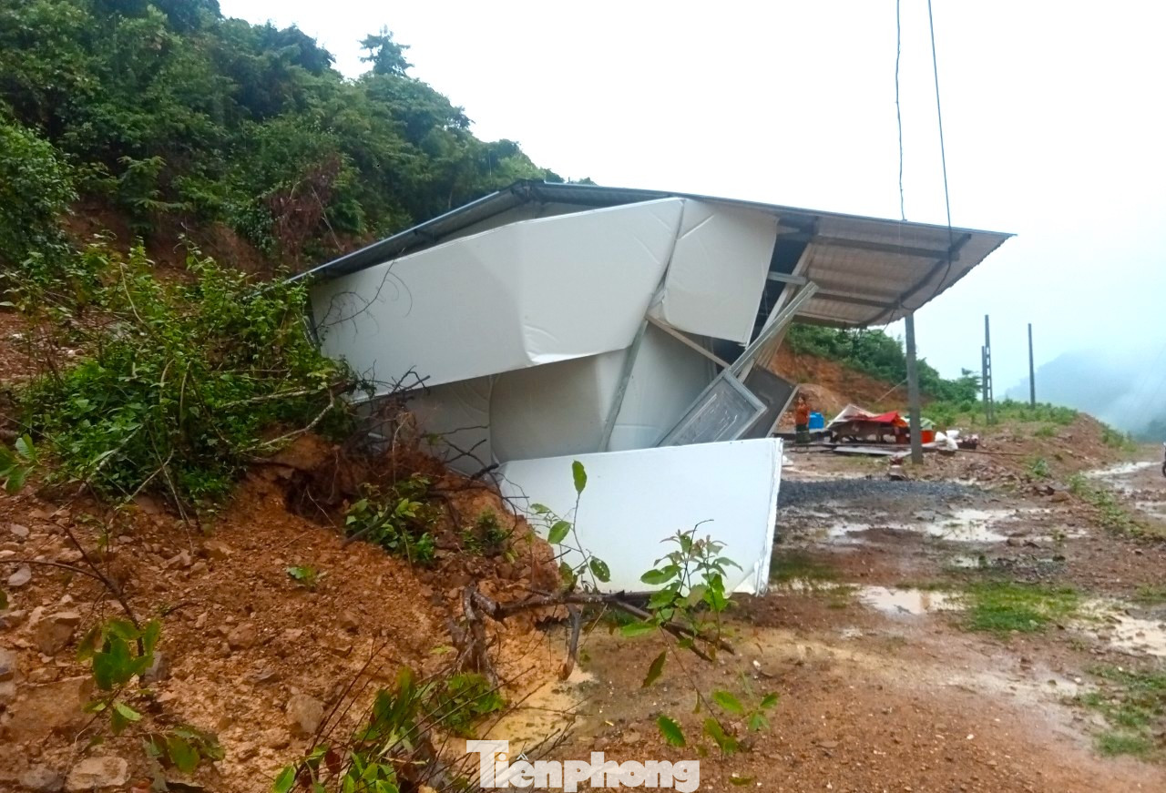 Mưa lũ khiến 2 căn nhà ở xã Keng Du và Mường Típ bị hư hỏng hoàn toàn. Có 3 nhà ở xã Hữu Kiệm và Chiêu Lưu bị hư hỏng rất nặng. Có 18 nhà trên toàn huyện bị hư hỏng từ 30-50%. Có 25 nhà khác bị ảnh hưởng, 26 nhà phải di dời khẩn cấp và di dời do sạt lở đất.