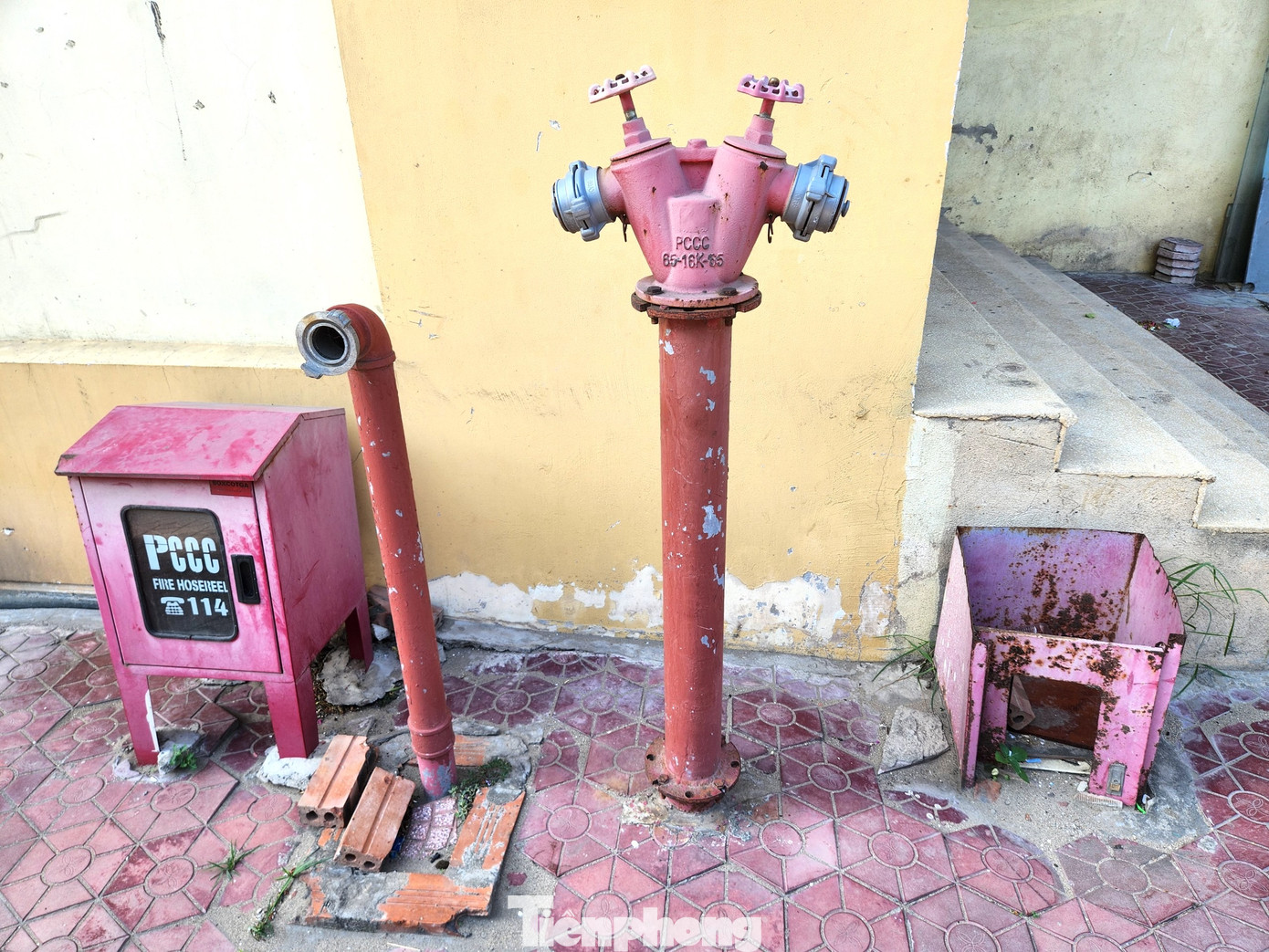 Không chỉ "chuồng cọp" bủa vây ngăn lối thoát hiểm, phía dưới khoảng sân của chung cư Tecco Tân Thịnh, hệ thống phòng cháy chữa cháy được đầu tư khá bài bản. Tuy nhiên nhìn bằng mắt thường có thể thấy nhiều thiết bị đã hư hỏng, vòi bơm nước bị tháo nắp, có dấu hiệu không sử dụng được.