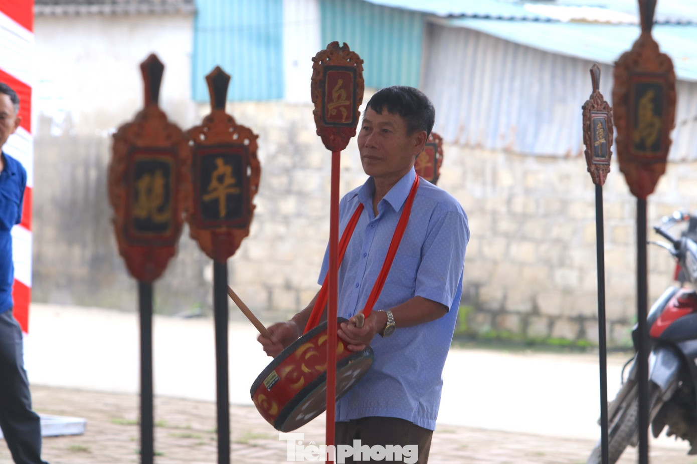 Nếu những trò chơi mang tính sức khỏe thu hút những thanh niên trẻ khỏe thì trò chơi cờ thẻ thu hút sự quan tâm của các cụ lớn tuổi với những sự tính toán cẩn thận trong trò chơi để giành chiến thắng. Lễ hội Linh Quận Công Nguyễn Trọng Đạt được tổ chức trong 4 ngày với nhiều phần lễ và phần hội hấp dẫn.