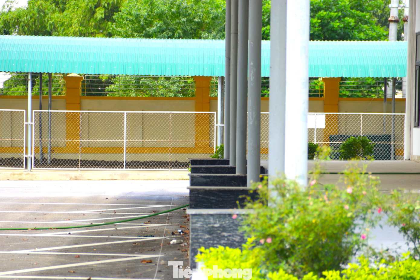 Các hạng mục đã được xây dựng hoàn thiện nhưng không một bóng người.