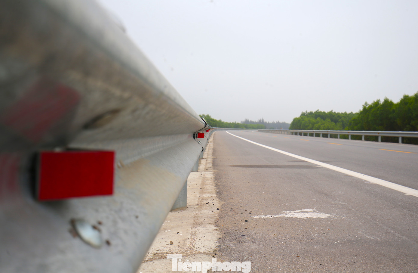 Hệ thống hộ lan, phản quang được lắp đặt đầy đủ.