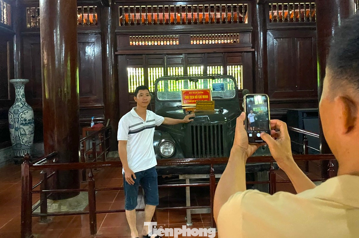 Về khu di tích, du khách còn được tham quan các hiện vật liên quan đến cuộc đời Chủ tịch Hồ Chí Minh, được trưng bày tại các nhà tưởng niệm, nhà trưng bày tài liệu và hiện vật. Về khu di tích, du khách còn được tham quan các hiện vật liên quan đến cuộc đời Chủ tịch Hồ Chí Minh, được trưng bày tại các nhà tưởng niệm, nhà trưng bày tài liệu và hiện vật.