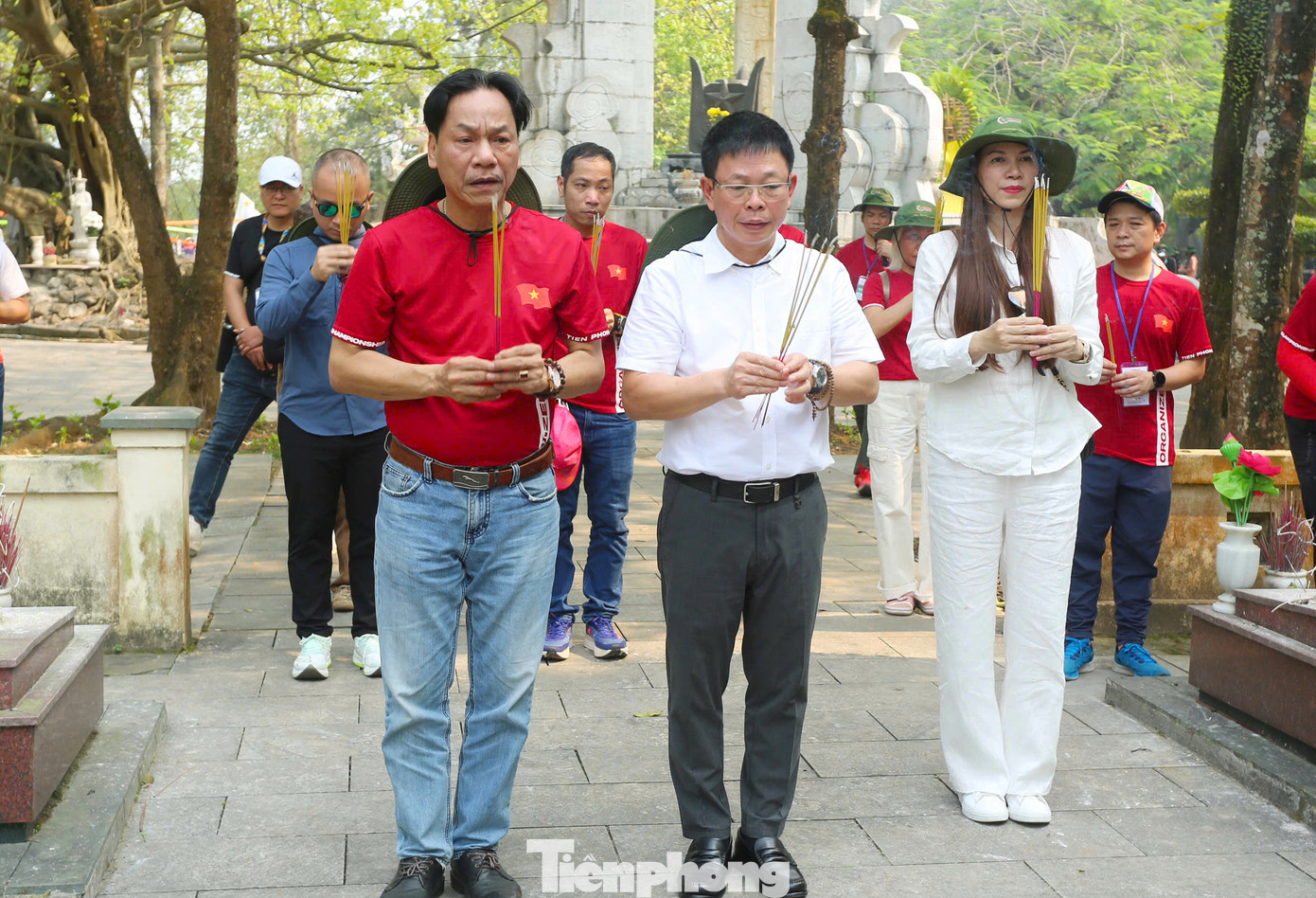 Nhà báo Phùng Công Sưởng - Tổng Biên tập báo Tiền Phong cùng nhà báo Lê Minh Toản - Phó Tổng Biên tập báo Tiền Phong và các đại biểu thắp hương tri ân các Anh hùng liệt sĩ.