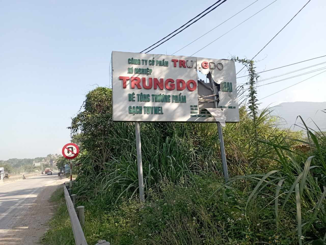 Đá từ vụ nổ mìn văng làm rách tấm biển quảng cáo bên đường quốc lộ 1A. Một căn nhà dân không có người bị đá văng gây sập tường. Đá từ vụ nổ mìn văng làm rách tấm biển quảng cáo bên đường quốc lộ 1A. Một căn nhà dân không có người bị đá văng gây sập tường.