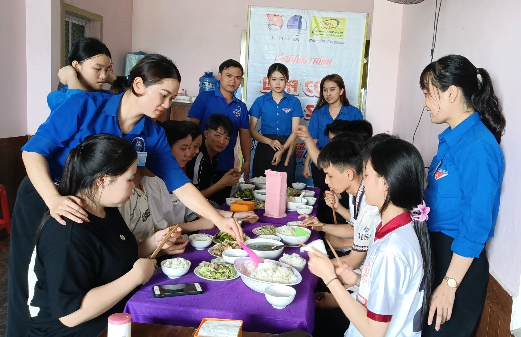 Khi các em học sinh kết thúc buổi thi, các đoàn viên thanh niên lập tức soạn cơm để các em kịp ăn lấy sức rồi dành thời gian để nghỉ ngơi cho buổi thi chiều. Khi các em học sinh kết thúc buổi thi, các đoàn viên thanh niên lập tức soạn cơm để các em kịp ăn lấy sức rồi dành thời gian để nghỉ ngơi cho buổi thi chiều.