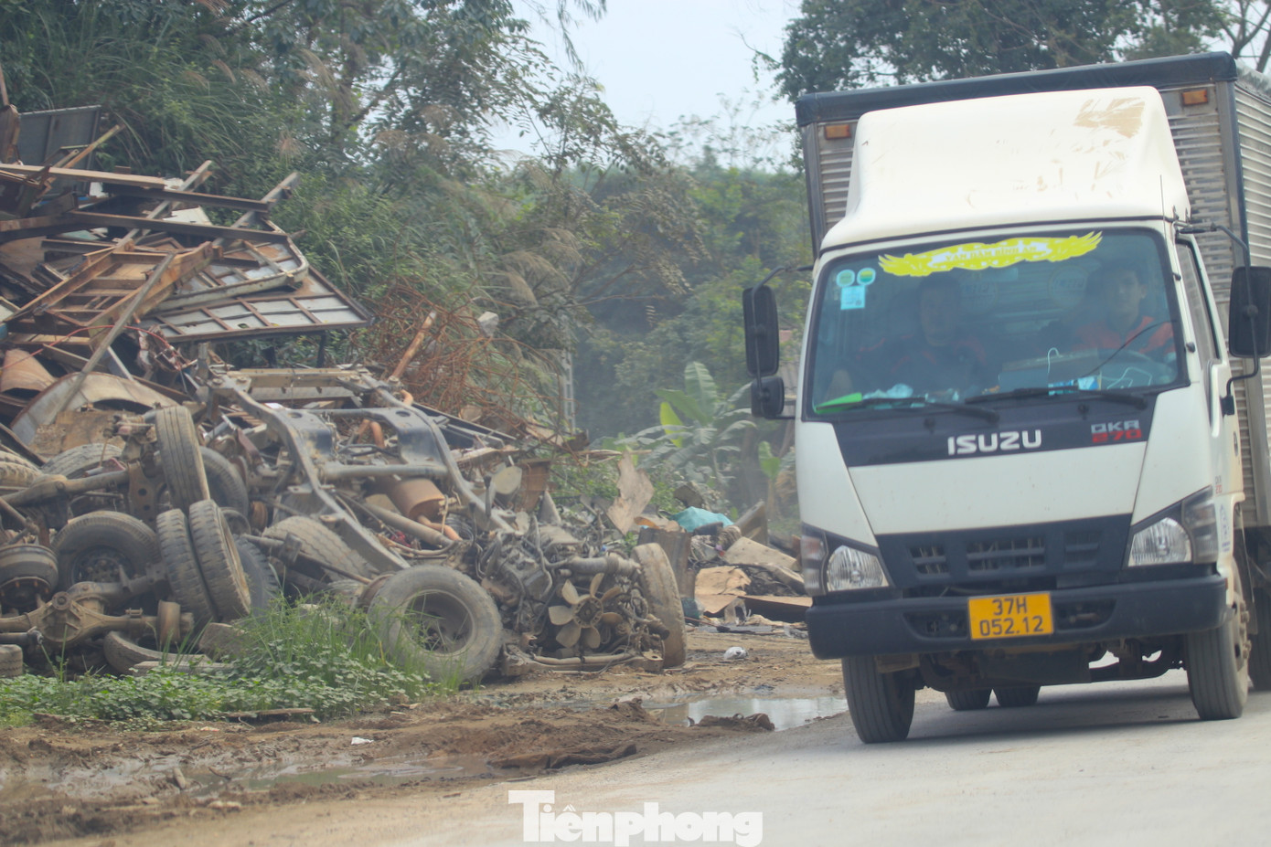 "Toàn xã vẫn còn 28 hộ dân bị ảnh hưởng của dự án chưa chấp thuận phương án bồi thường, hỗ trợ để bàn giao mặt bằng cho đơn vị thi công. Các cơ quan chức năng và địa phương đang tích cực vận động để người dân hiểu và chấp thuận", lãnh đạo xã Mỹ Thành nói và cho biết, có một số cở sở mua bán phế liệu trên địa bàn xã chưa bàn giao mặt bằng còn có hành vi lấn chiếm hành lang an toàn giao thông quốc lộ 7. Phía xã đã nhiều lần kiểm tra, xử phạt. Tuy nhiên các cơ sở này vẫn tiếp tục vi phạm.