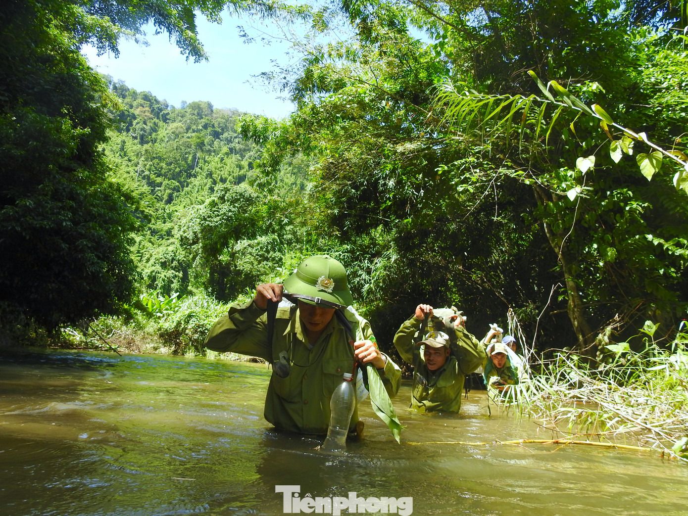 Những năm trước, tình trạng săn bắn thú rừng trên địa bàn rất nhiều. Để bảo vệ thú rừng, bảo vệ đa dạng sinh học, "Đội đặc nhiệm" chính thức được ra đời vào tháng 6/2018. “Đội đặc nhiệm” là sự kết hợp giữa lực lượng Kiểm lâm Vườn quốc gia Pù Mát (huyện Con Cuông, Nghệ An) với nhóm bảo vệ rừng chuyên trách (BVRCT) và lực lượng nhận khoán bảo vệ rừng.