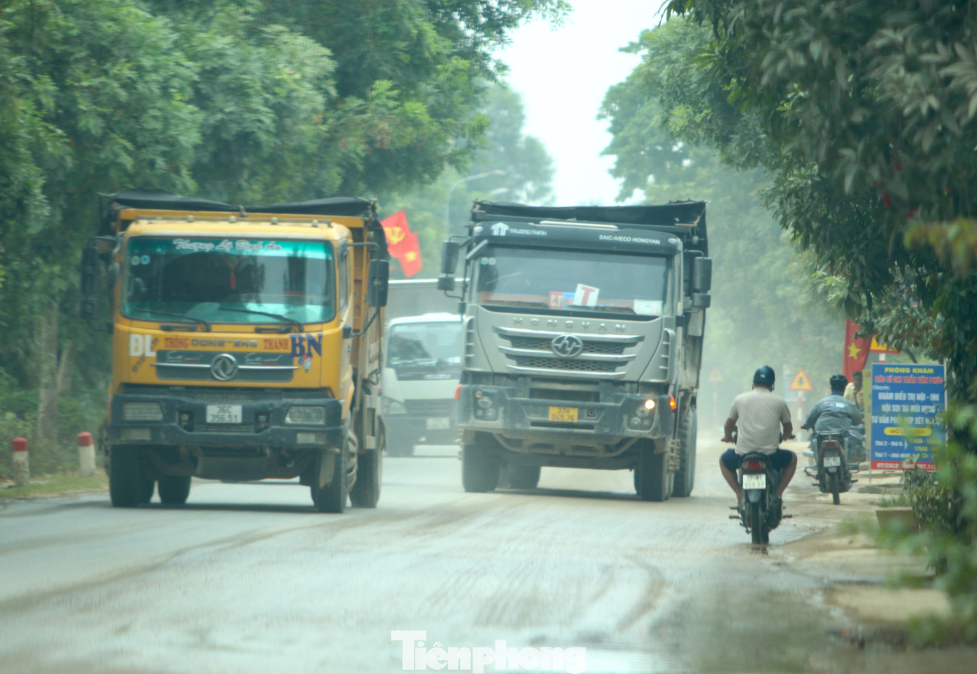 Những chiếc xe ben chở vật liệu thi công những công trình gần đó vừa chạy nhanh vừa vượt ẩu khiến người đi đường luôn phải né hẳn vào lề.