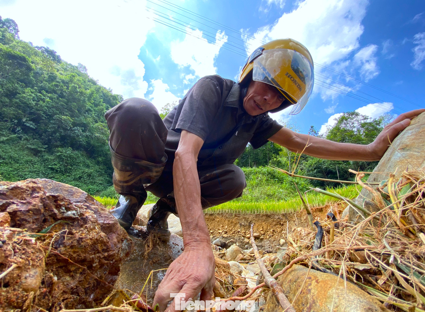 Vừa đi dọc suối, ông Tứ vừa đảo mắt nhìn kỹ phía dưới lòng con suối. Những nơi có dấu hiệu nghi ngờ đất bồi lắng dày khác thường, ông Tứ dùng gậy chọc rồi tay cào bới lớp đất đá lên để tìm kiếm. Vừa đi dọc suối, ông Tứ vừa đảo mắt nhìn kỹ phía dưới lòng con suối. Những nơi có dấu hiệu nghi ngờ đất bồi lắng dày khác thường, ông Tứ dùng gậy chọc rồi tay cào bới lớp đất đá lên để tìm kiếm.