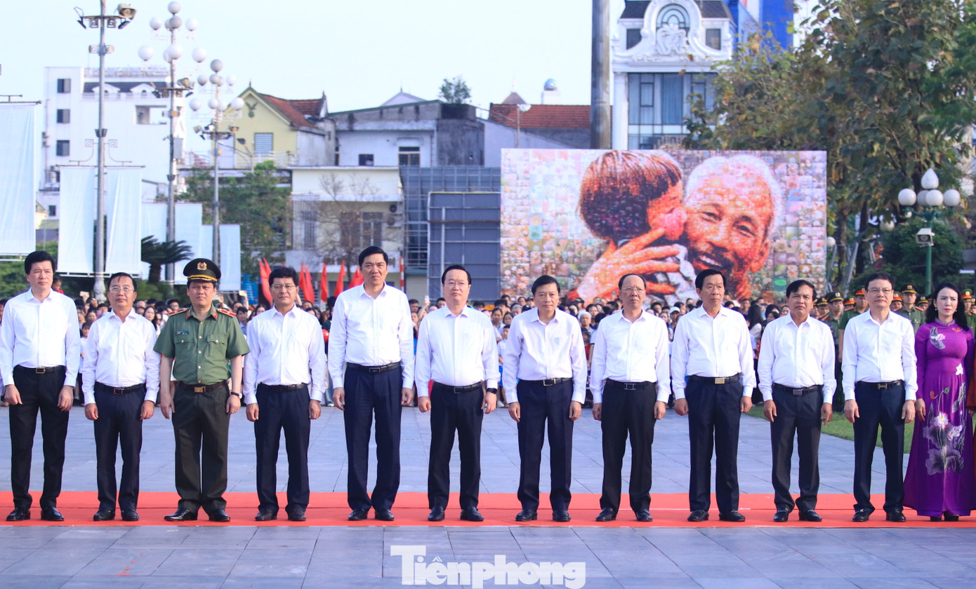 Tham dự buổi lễ có ông Nguyễn Đức Trung - Bí thư Tỉnh ủy; ông Lê Hồng Vinh- Chủ tịch UBND tỉnh Nghệ An; đại diện Thường trực Tỉnh ủy, Ủy viên Ban Thường vụ, Ủy viên Ban chấp hành Đảng bộ Tỉnh. Lãnh đạo các Sở, ban, ngành cấp tỉnh, các lực lượng vũ trang.