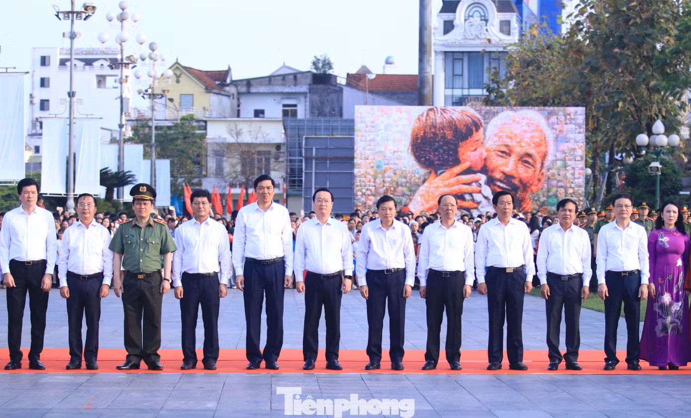 Tham dự buổi lễ có ông Nguyễn Đức Trung - Bí thư Tỉnh ủy; ông Lê Hồng Vinh- Chủ tịch UBND tỉnh Nghệ An; đại diện Thường trực Tỉnh ủy, Ủy viên Ban Thường vụ, Ủy viên Ban chấp hành Đảng bộ Tỉnh. Lãnh đạo các Sở, ban, ngành cấp tỉnh, các lực lượng vũ trang. Tham dự buổi lễ có ông Nguyễn Đức Trung - Bí thư Tỉnh ủy; ông Lê Hồng Vinh- Chủ tịch UBND tỉnh Nghệ An; đại diện Thường trực Tỉnh ủy, Ủy viên Ban Thường vụ, Ủy viên Ban chấp hành Đảng bộ Tỉnh. Lãnh đạo các Sở, ban, ngành cấp tỉnh, các lực lượng vũ trang.