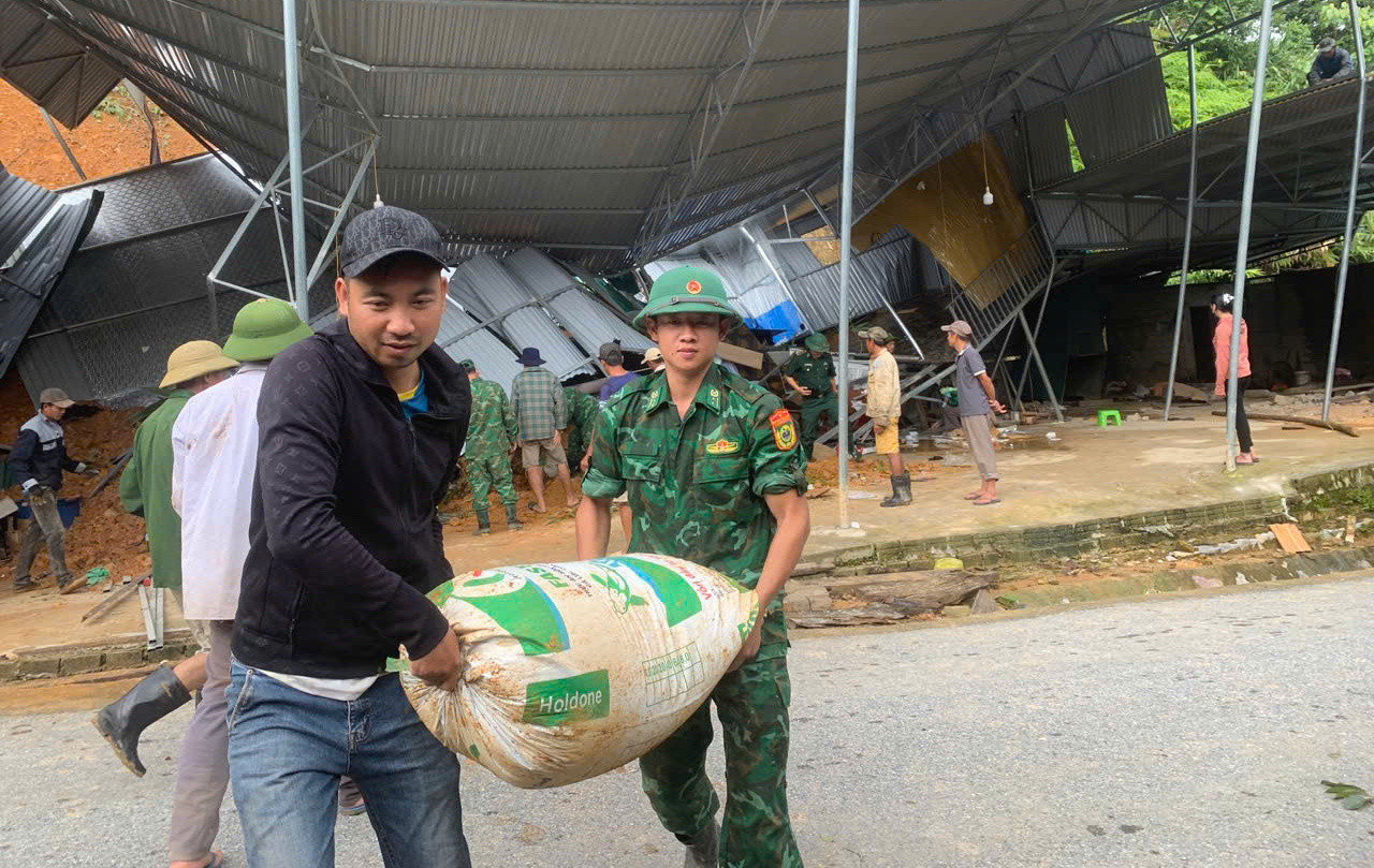 Những bì tải nông sản được giải cứu ra ngoài. Những bì tải nông sản được giải cứu ra ngoài.