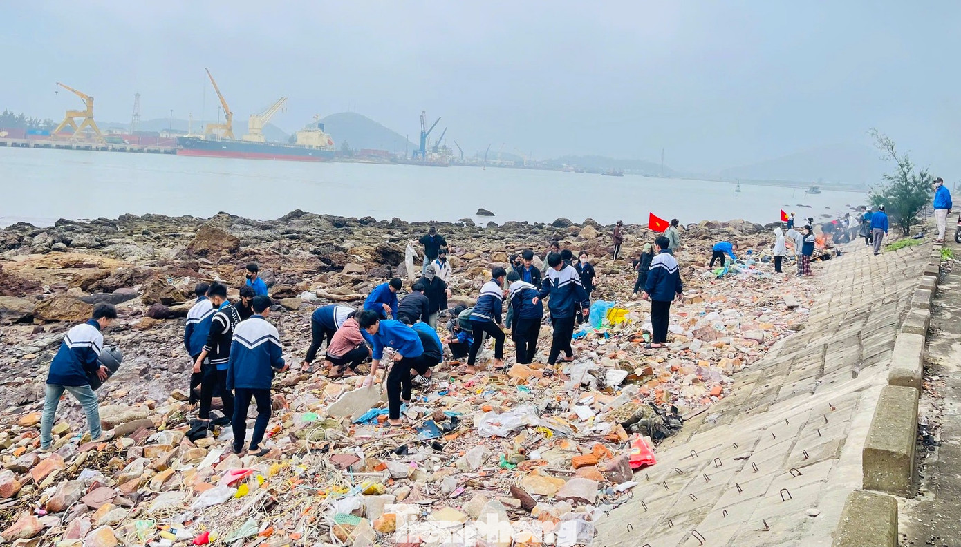 Sau một buổi dọn dẹp, bờ biển qua xã Nghi Thiết đã trở lại sạch đẹp. Sau một buổi dọn dẹp, bờ biển qua xã Nghi Thiết đã trở lại sạch đẹp.