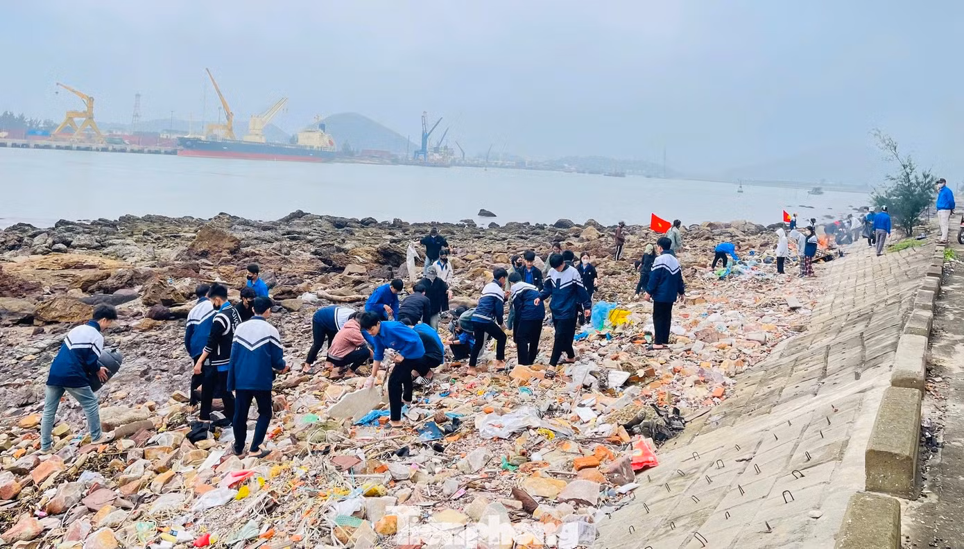 Sau một buổi dọn dẹp, bờ biển qua xã Nghi Thiết đã trở lại sạch đẹp. Sau một buổi dọn dẹp, bờ biển qua xã Nghi Thiết đã trở lại sạch đẹp.